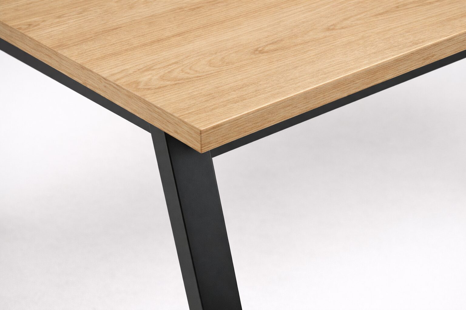 BeeWork oak melamine worktop close-up with steel leg detail